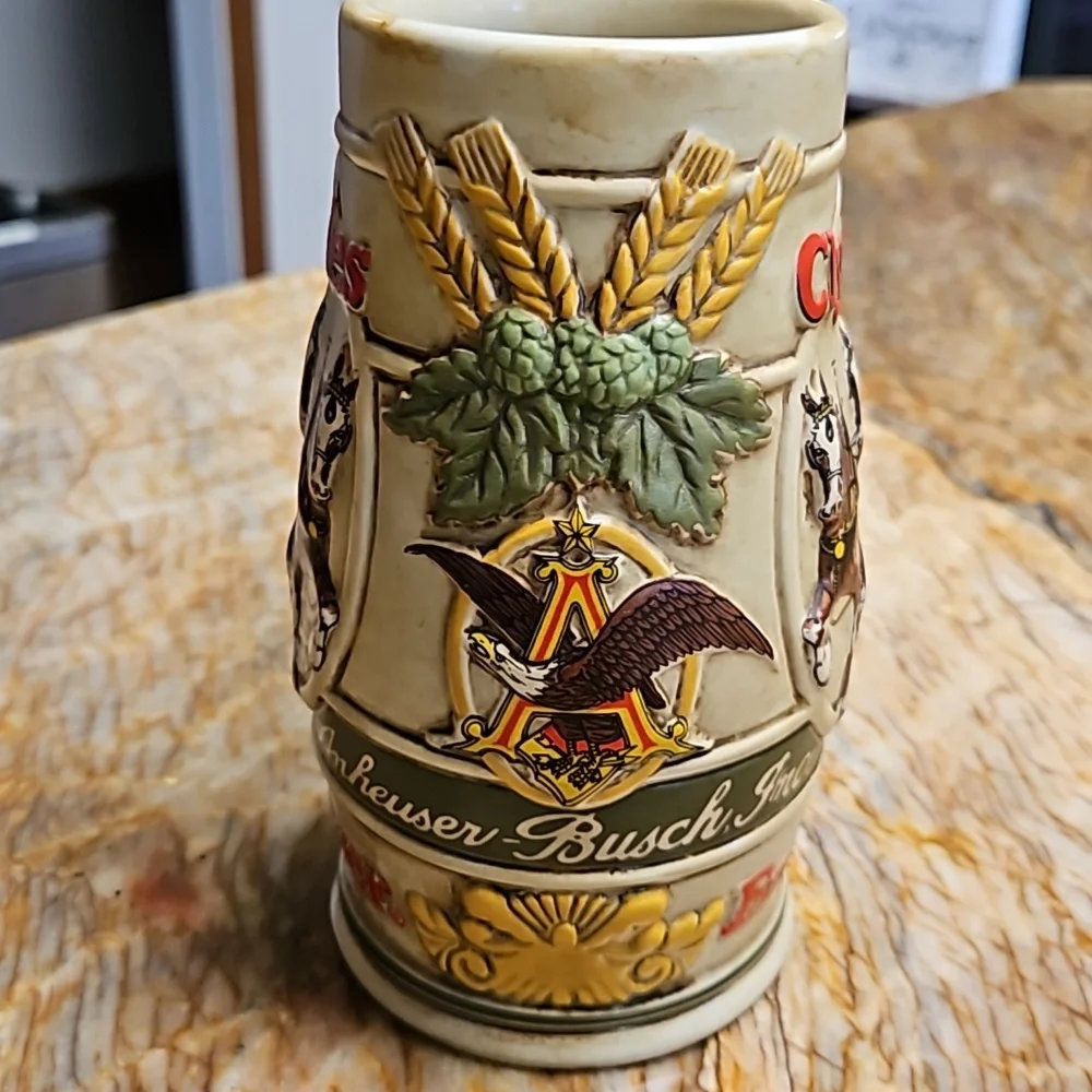 BUDWEISER Anheuser Busch 3D Ceramic Holiday Clydesdales Beer Stein Mug Cup